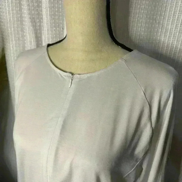 Athleta XL Women’s White Gathered Long Sleeve Top Zipper Arm & Back Pockets - Picture 2 of 10